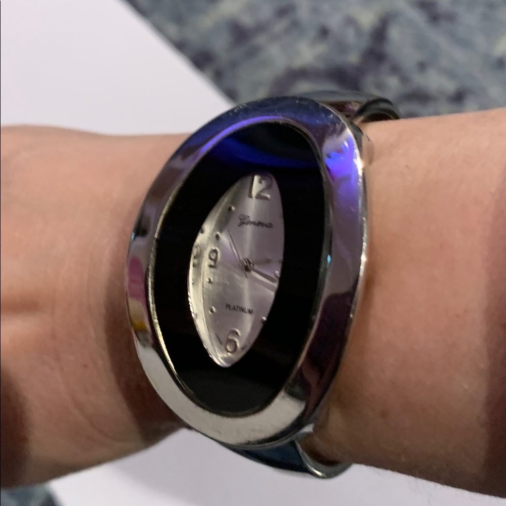 Vintage Geneva oval black and chrome face bracelet Japan movement needs battery - Picture 5 of 6